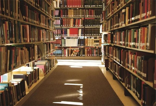 книжная полка в библиотеке