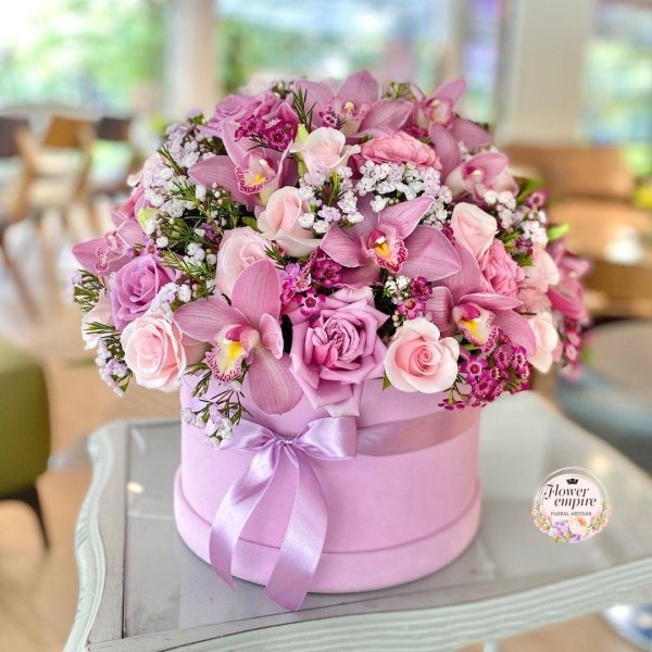 орхидеи цимбидиум в шляпной коробке