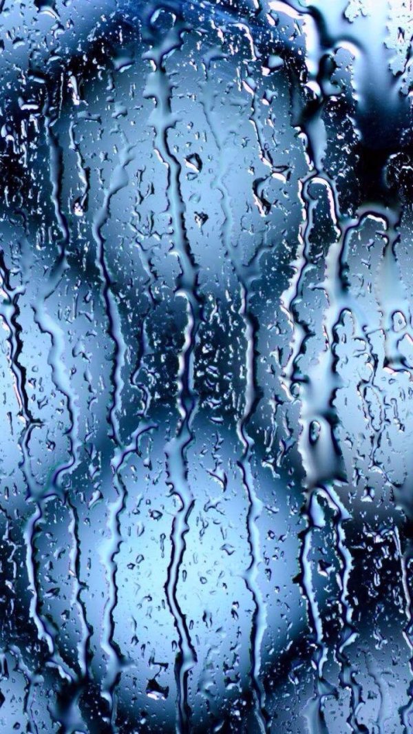 стекло с каплями дождя