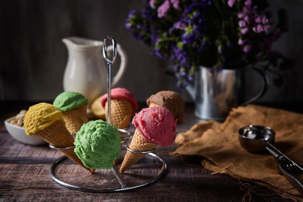 мороженое в вазочке