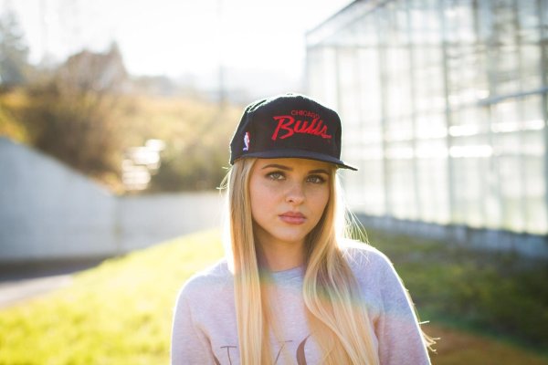 блондинка в кепке