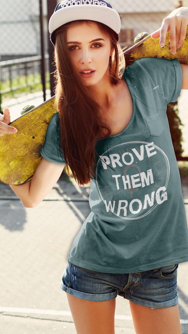 красивая брюнетка