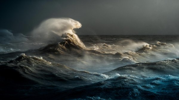 шторм на море