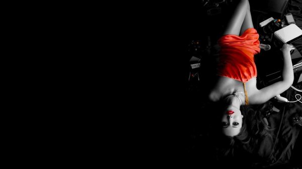 девушки на черном фоне