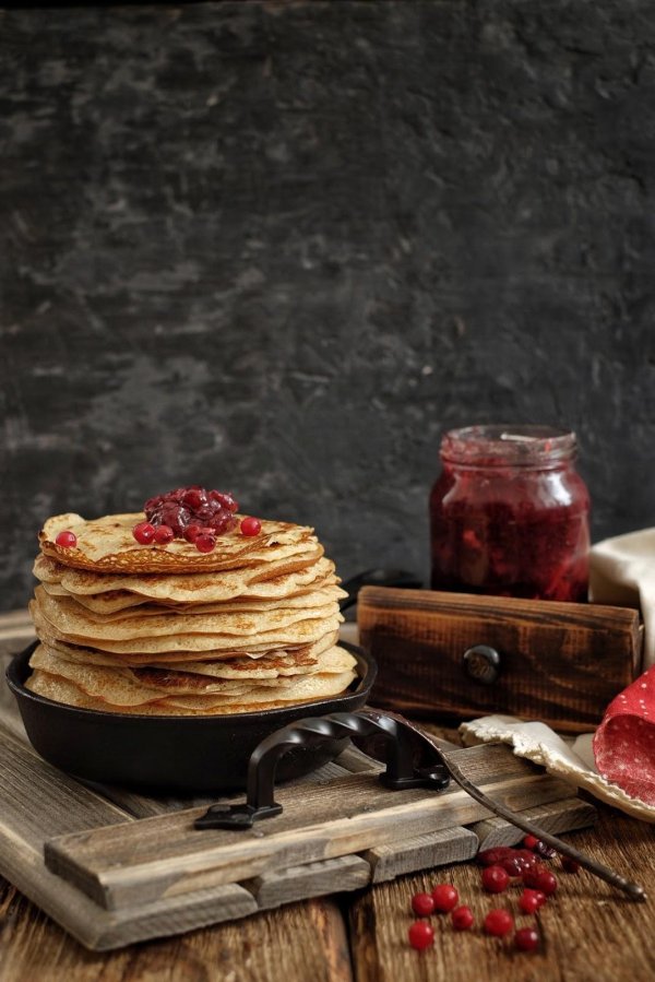 стол с блинами