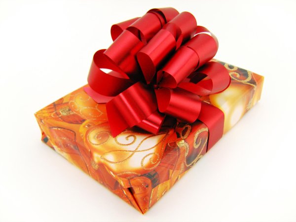 подарок в красной упаковке