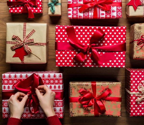 гора подарков